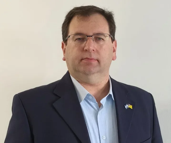 מסמכי מכרז ציבורי מוערים על שולחן עבודה כהה